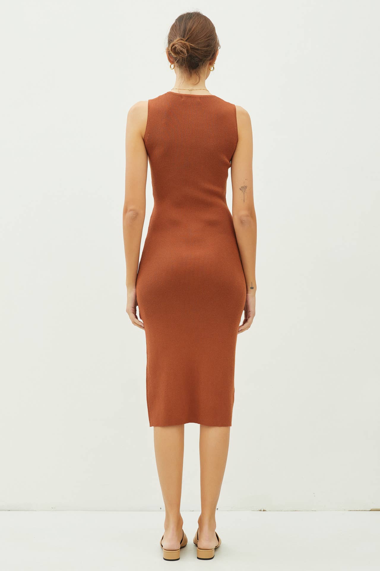 LEG SLIT BODYCON RIBBED KNIT MIDI DRESS