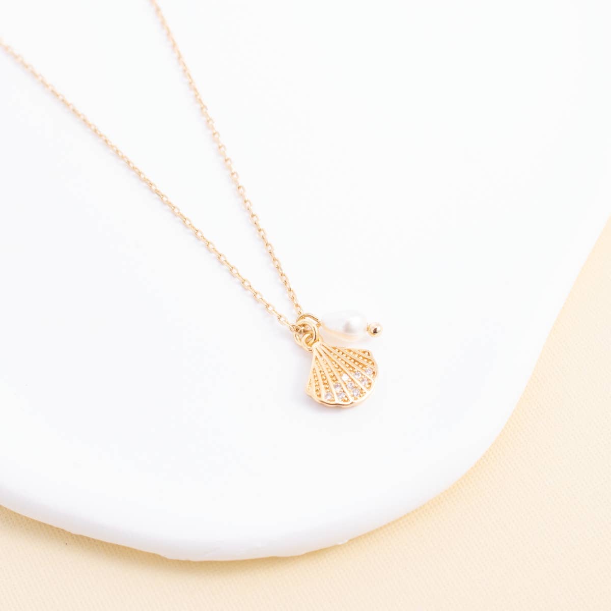 Scallop Shell Pendant Necklace with Freshwater Pearl